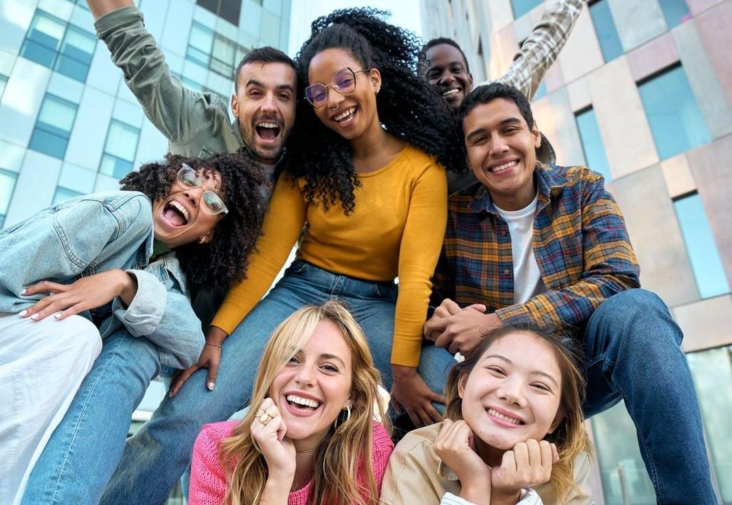 Groupe de jeunes du monde réunis